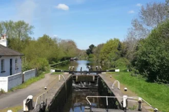 Manhunt Launched After Axe Attack Near Canal in Brentford 2026