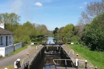 Manhunt Launched After Axe Attack Near Canal in Brentford 2026