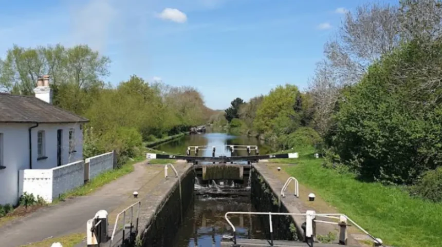 Manhunt Launched After Axe Attack Near Canal in Brentford 2026